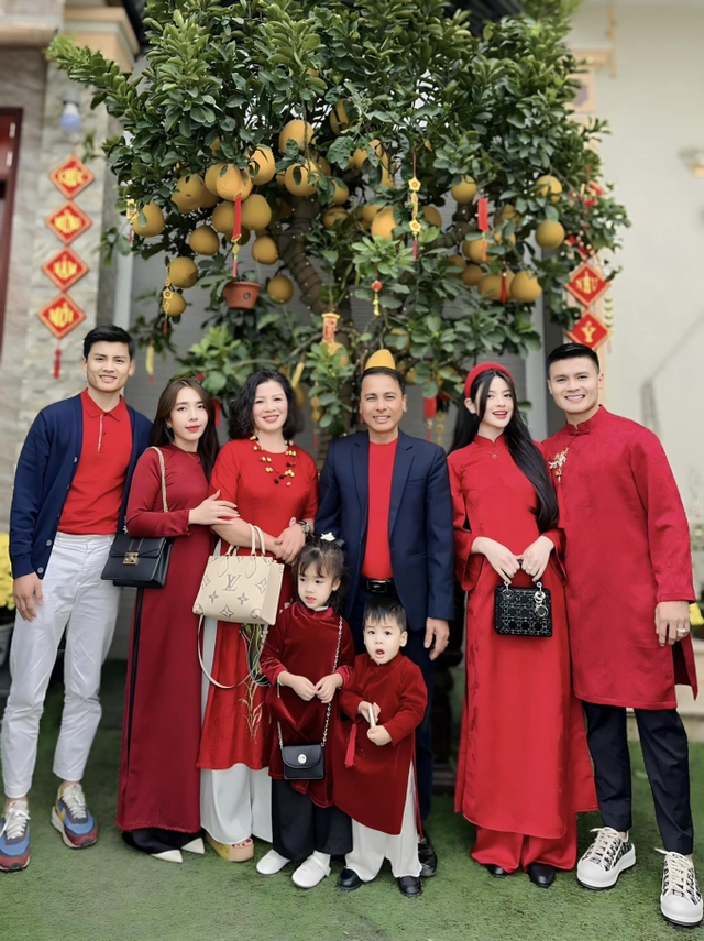 Lộ khoảnh khắc Chu Thanh Huyền về quê Quang Hải ăn cỗ nhưng lấy phần đem về, dân tình liền có phản ứng này- Ảnh 4. Lộ khoảnh khắc Chu Thanh Huyền về quê Quang Hải ăn cỗ nhưng lấy phần đem về, dân tình liền có phản ứng này- Ảnh 4.