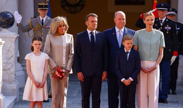 Cặp song sinh Hoàng gia Monaco “chiếm sóng” khi tiếp đón vợ chồng Tổng thống Pháp Emmanuel Macron- Ảnh 1.