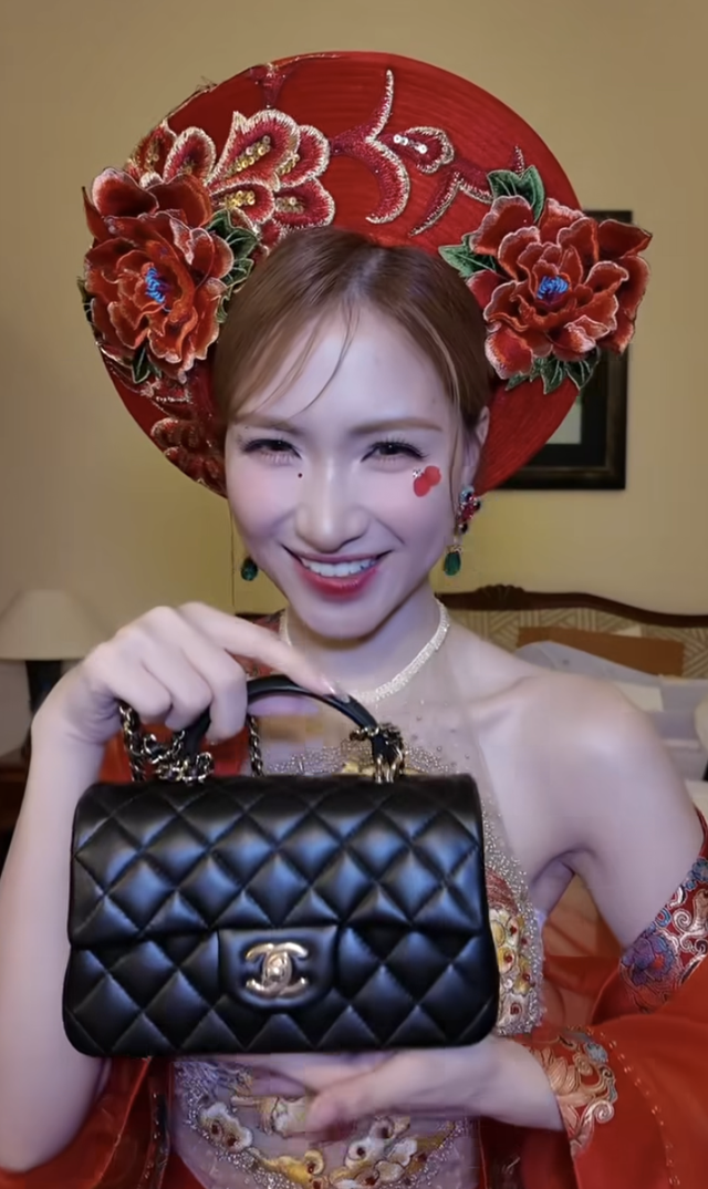 Hoà Minzy bị chê "vô duyên" khi khoe túi Chanel mua bằng tiền của Văn Toàn, chàng cầu thủ phản ứng ra sao?- Ảnh 1. Hoà Minzy bị chê "vô duyên" khi khoe túi Chanel mua bằng tiền của Văn Toàn, chàng cầu thủ phản ứng ra sao?- Ảnh 1.