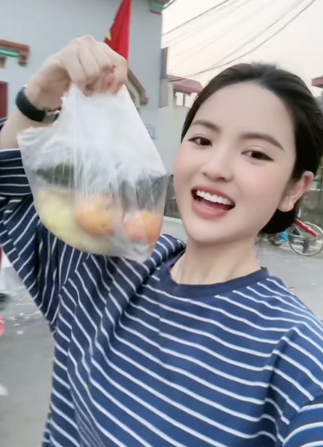 Lộ khoảnh khắc Chu Thanh Huyền về quê Quang Hải ăn cỗ nhưng lấy phần đem về, dân tình liền có phản ứng này- Ảnh 3. Lộ khoảnh khắc Chu Thanh Huyền về quê Quang Hải ăn cỗ nhưng lấy phần đem về, dân tình liền có phản ứng này- Ảnh 3.