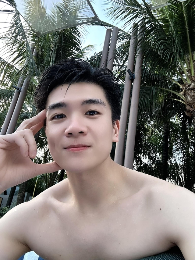2 thiếu gia nhà bầu Hiển khoe body bên bể bơi, bố đơn thân nghìn tỷ 'ăn đứt' chồng Đỗ Mỹ Linh ở 1 điểm- Ảnh 1. 2 thiếu gia nhà bầu Hiển khoe body bên bể bơi, bố đơn thân nghìn tỷ 'ăn đứt' chồng Đỗ Mỹ Linh ở 1 điểm- Ảnh 1.