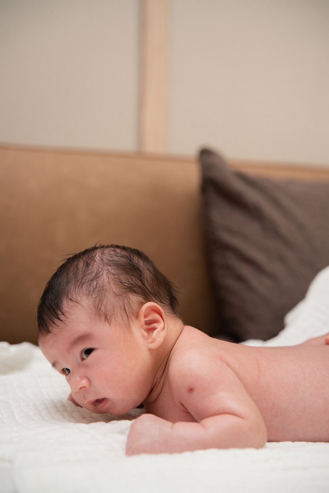 Mai Ngọc sau 2 tháng làm mẹ: Mặc đồ ngủ để mặt mộc bế con, cơ thể vẫn còn vết sẹo dài - Ảnh 3.