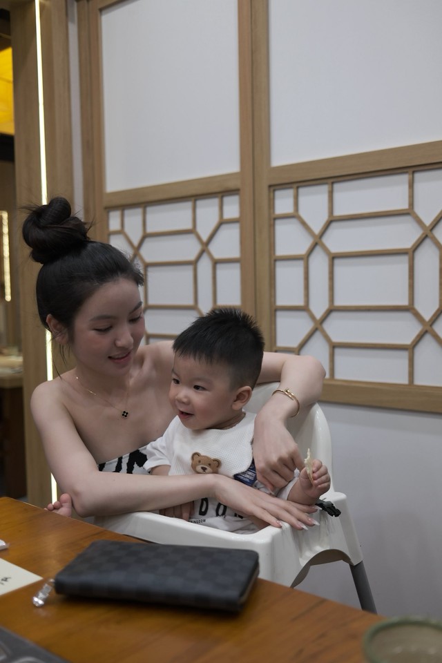 Không nhận ra Chu Thanh Huyền, diện áo cúp ngực quyến rũ, nhan sắc thăng hạng rõ rệt khi đi ăn cùng Quang Hải- Ảnh 2.
