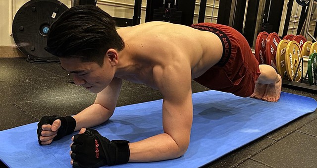 Thiếu gia nhà bầu Hiển khoe body vạm vỡ, vừa làm chủ tịch, vừa làm bố đơn thân mà visual vẫn đỉnh cỡ này- Ảnh 1.