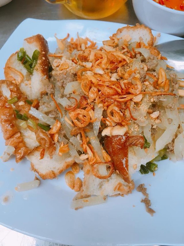 Khách Tây ăn thử 1 món bánh mì "rất lạ", dân mạng Việt sửng sốt vì có người "lần đầu nghe tên"- Ảnh 3. Khách Tây ăn thử 1 món bánh mì "rất lạ", dân mạng Việt sửng sốt vì có người "lần đầu nghe tên"- Ảnh 3.