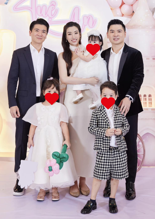2 thiếu gia nhà bầu Hiển khoe body bên bể bơi, bố đơn thân nghìn tỷ 'ăn đứt' chồng Đỗ Mỹ Linh ở 1 điểm- Ảnh 6. 2 thiếu gia nhà bầu Hiển khoe body bên bể bơi, bố đơn thân nghìn tỷ 'ăn đứt' chồng Đỗ Mỹ Linh ở 1 điểm- Ảnh 6.