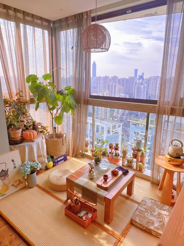 Người phụ nữ biến ban công rộng 4 mét vuông thành phòng trà có view đẹp điên, cảm giác chữa lành quá mạnh mẽ- Ảnh 1.