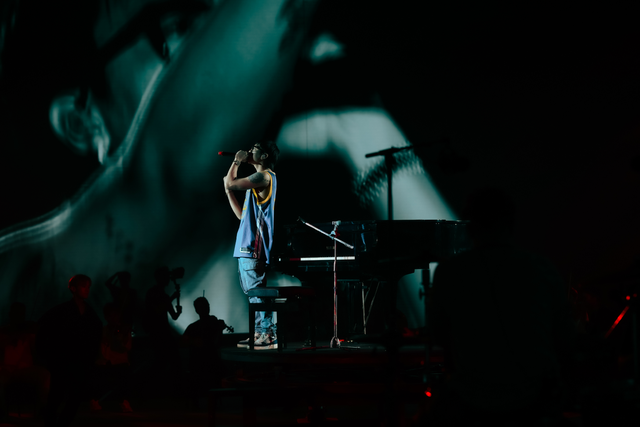 KOSMIK cũng là concert đầu tiên được thiết kế theo format hybrid với visual mãn nhãn