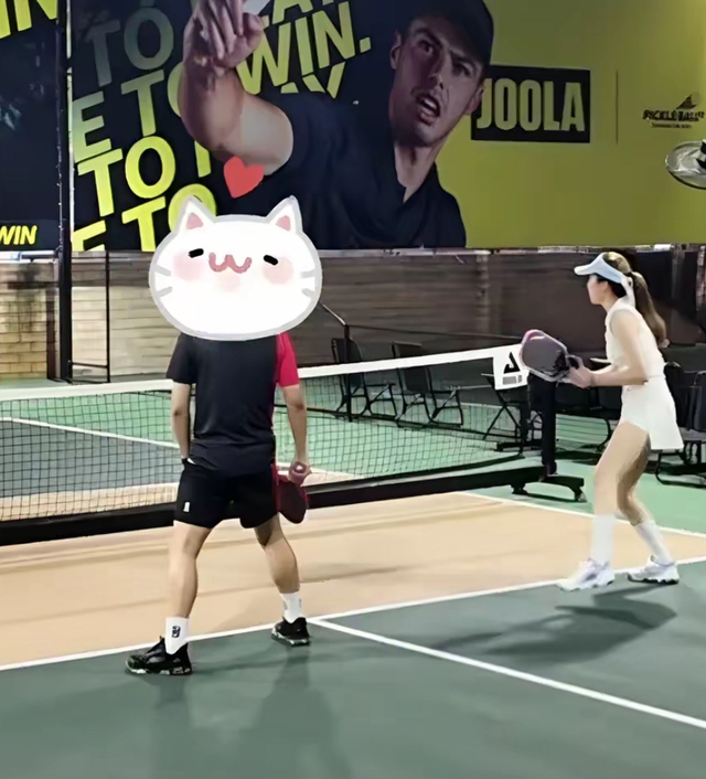 Cặp đôi Anh trai - hot girl bí mật lập gia đình có con nhưng bị "tóm" trên sân pickleball- Ảnh 1.