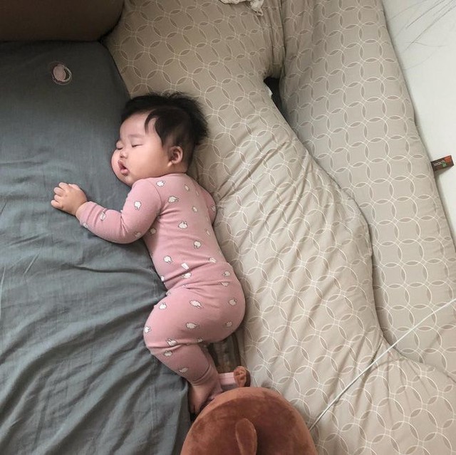 Tư thế ngủ sẽ nói cho bố mẹ biết phần nào tính cách của em bé nhà mình- Ảnh 5. Tư thế ngủ sẽ nói cho bố mẹ biết phần nào tính cách của em bé nhà mình- Ảnh 5.