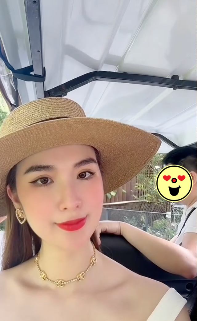 Mỹ nhân Vbiz đã bí mật sinh 2 con bất ngờ công khai chồng, danh tính đàng trai tưởng lạ hoá quen!- Ảnh 1. Mỹ nhân Vbiz đã bí mật sinh 2 con bất ngờ công khai chồng, danh tính đàng trai tưởng lạ hoá quen!- Ảnh 1.