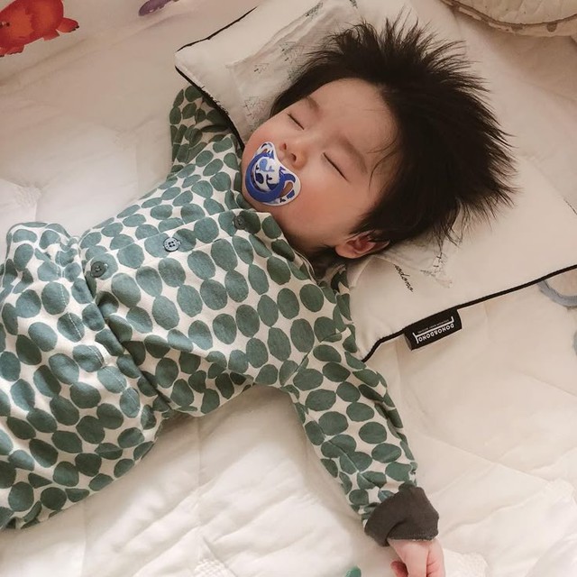 Tư thế ngủ sẽ nói cho bố mẹ biết phần nào tính cách của em bé nhà mình- Ảnh 1. Tư thế ngủ sẽ nói cho bố mẹ biết phần nào tính cách của em bé nhà mình- Ảnh 1.