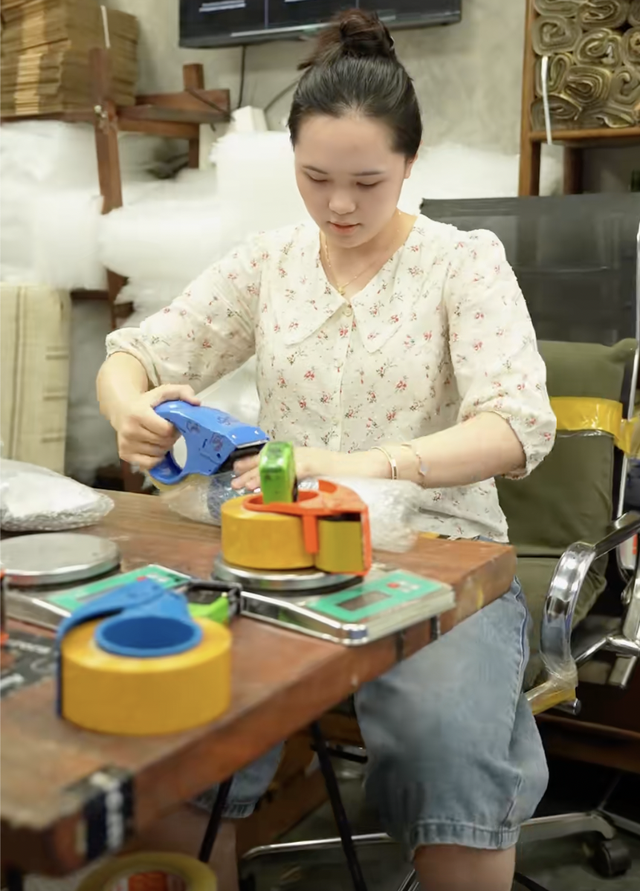 Quỳnh Anh vợ Duy Mạnh lại bị chê mặc xấu, còn đâu khí chất tiểu thư Hà thành- Ảnh 1. Quỳnh Anh vợ Duy Mạnh lại bị chê mặc xấu, còn đâu khí chất tiểu thư Hà thành- Ảnh 1.