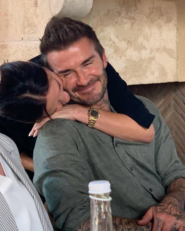Victoria ôm hôn chồng ngọt lịm mừng David Beckham được phong tước "hiệp sĩ", cả nhà vui sướng trừ Brooklyn vẫn một mực im lặng- Ảnh 1. Victoria ôm hôn chồng ngọt lịm mừng David Beckham được phong tước "hiệp sĩ", cả nhà vui sướng trừ Brooklyn vẫn một mực im lặng- Ảnh 1.
