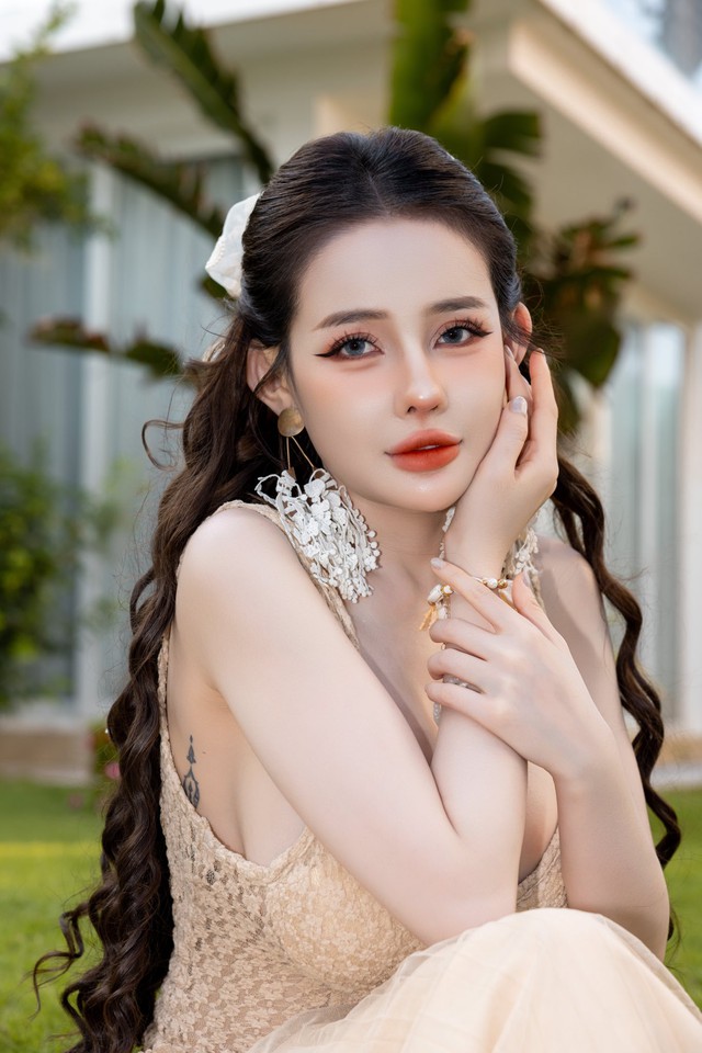 DJ Ngân 98 bị chê ngoại hình "toàn đồ giả"- Ảnh 4.