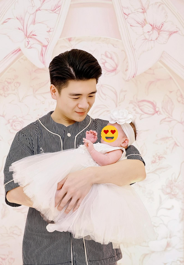 Thiếu gia Đỗ Quang Vinh nhà bầu Hiển công khai ảnh công chúa nhỏ đầy tháng, chủ tịch ACB vào nói đúng một điều- Ảnh 1.