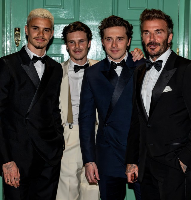 Victoria ôm hôn chồng ngọt lịm mừng David Beckham được phong tước "hiệp sĩ", cả nhà vui sướng trừ Brooklyn vẫn một mực im lặng- Ảnh 3. Victoria ôm hôn chồng ngọt lịm mừng David Beckham được phong tước "hiệp sĩ", cả nhà vui sướng trừ Brooklyn vẫn một mực im lặng- Ảnh 3.