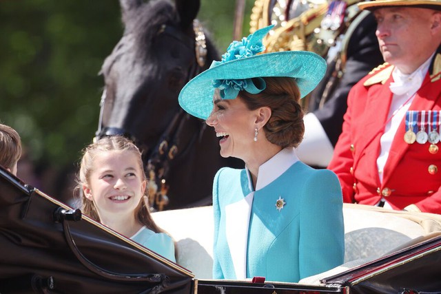 Vương phi Kate và Công chúa Charlotte diện đồ ton-sur-ton tại Trooping the Colour, netizen gọi là “cặp mẹ con biểu tượng nhất hoàng gia”- Ảnh 1.