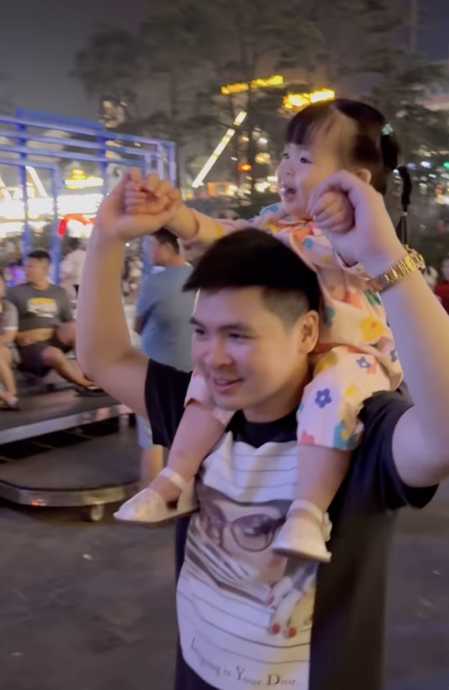 Đỗ Mỹ Linh bất ngờ vắng mặt khi chồng chủ tịch CLB Hà Nội đưa ái nữ đi chơi, một mình "cân" khối nghỉ hè- Ảnh 2.