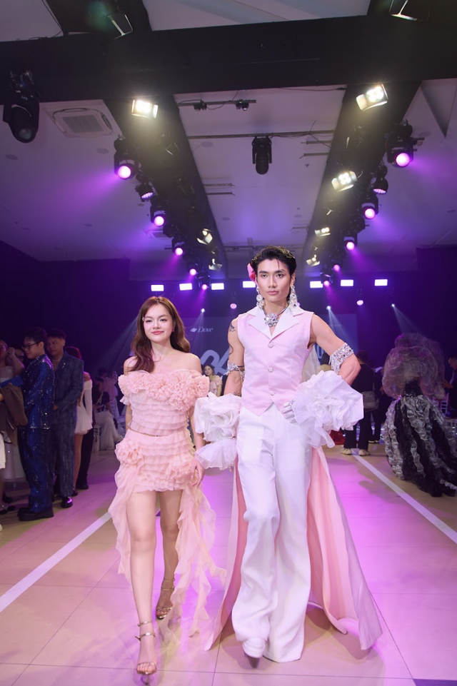 “Chị đẹp” Phạm Quỳnh Anh cuốn hút với visual baby ngọt ngào tại  “Gánh” fashion show- Ảnh 2.