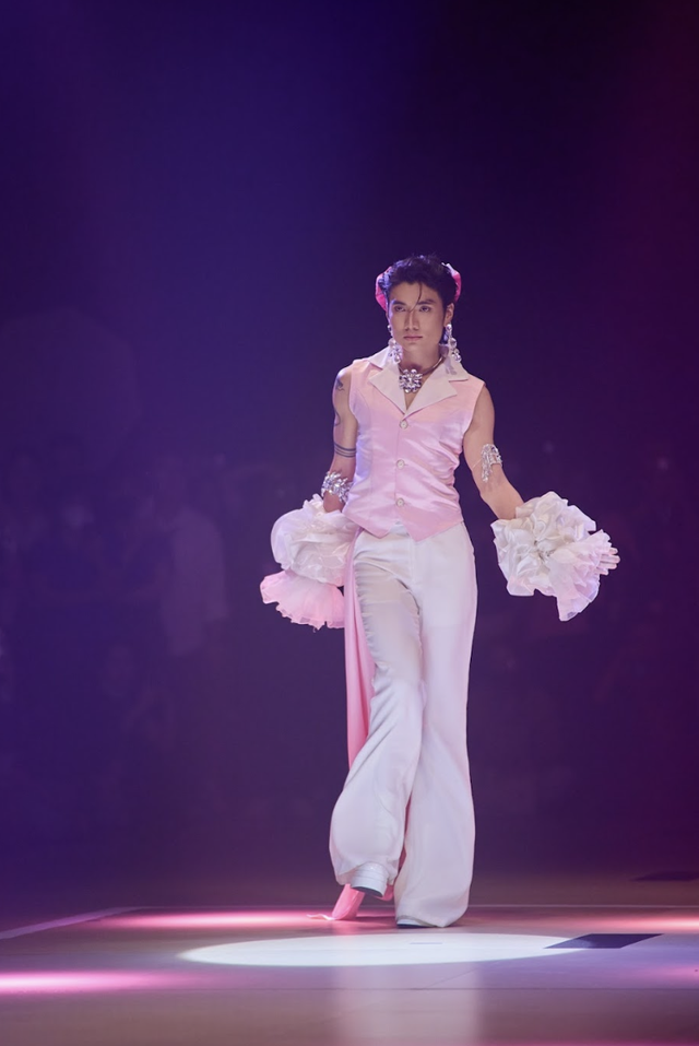 “Chị đẹp” Phạm Quỳnh Anh cuốn hút với visual baby ngọt ngào tại  “Gánh” fashion show- Ảnh 4.