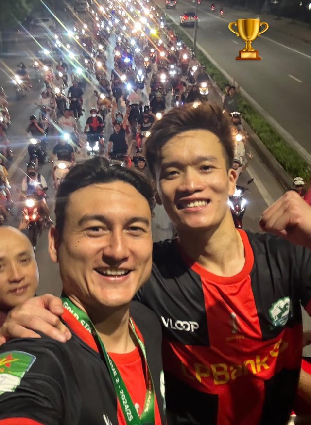Yến Xuân chiếm spotlight khi bế con đến SVĐ ăn mừng vô địch cùng Lâm Tây, sắc vóc vẫn quyến rũ nhất dàn WAGs Việt- Ảnh 2.