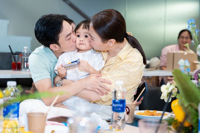Cường Đô La nhảy nhót hết mình ru con ngủ: Đại gia phố núi cũng thành “vũ công tại gia” vì con gái- Ảnh 1.