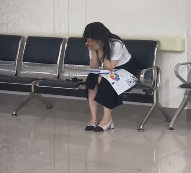 Khoảnh khắc đau lòng nhất MXH hôm nay: Cô gái 23 tuổi ngồi khóc ở hành lang bệnh viện sau khi nhận kết quả khám- Ảnh 2. Khoảnh khắc đau lòng nhất MXH hôm nay: Cô gái 23 tuổi ngồi khóc ở hành lang bệnh viện sau khi nhận kết quả khám- Ảnh 2.