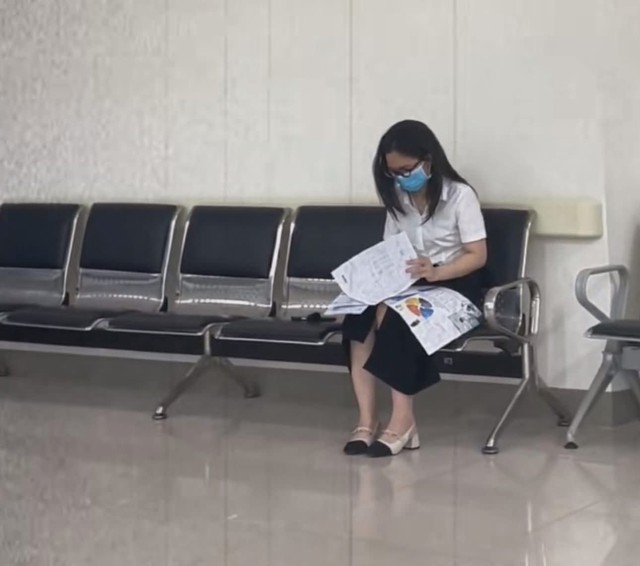 Khoảnh khắc đau lòng nhất MXH hôm nay: Cô gái 23 tuổi ngồi khóc ở hành lang bệnh viện sau khi nhận kết quả khám- Ảnh 1. Khoảnh khắc đau lòng nhất MXH hôm nay: Cô gái 23 tuổi ngồi khóc ở hành lang bệnh viện sau khi nhận kết quả khám- Ảnh 1.