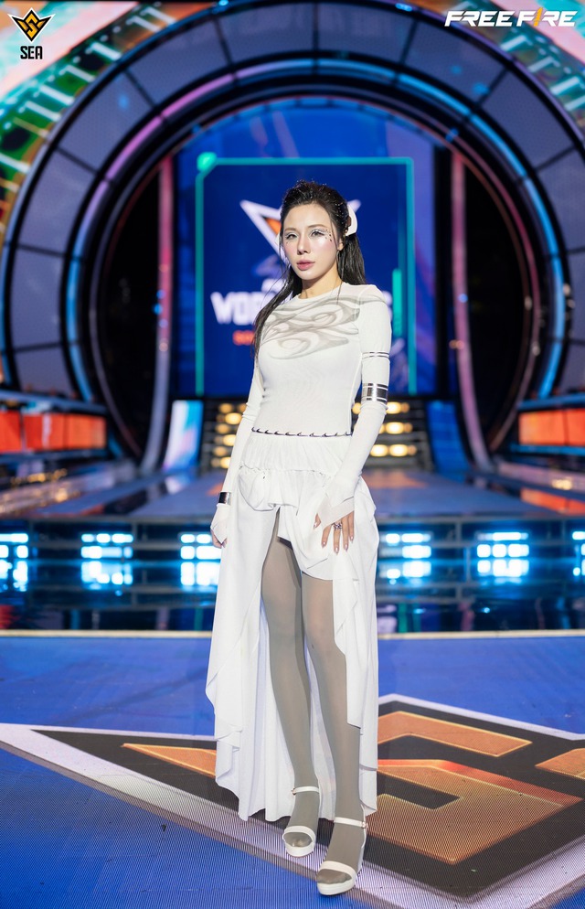 Fan Free Fire gặp lại "nữ thần" Minh Anh, nhan sắc rạng rỡ, "lửa" Esports vẫn hừng hực- Ảnh 6. Fan Free Fire gặp lại "nữ thần" Minh Anh, nhan sắc rạng rỡ, "lửa" Esports vẫn hừng hực- Ảnh 6.