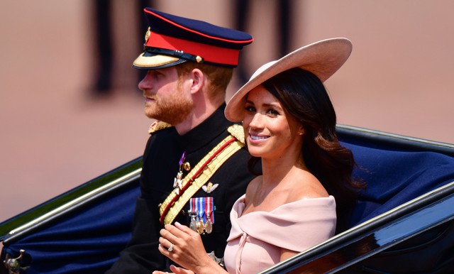 Vì sao Hoàng tử Archie và Công chúa Lilibet chưa từng xuất hiện cùng bố mẹ trên ban công Cung điện Buckingham?- Ảnh 2.