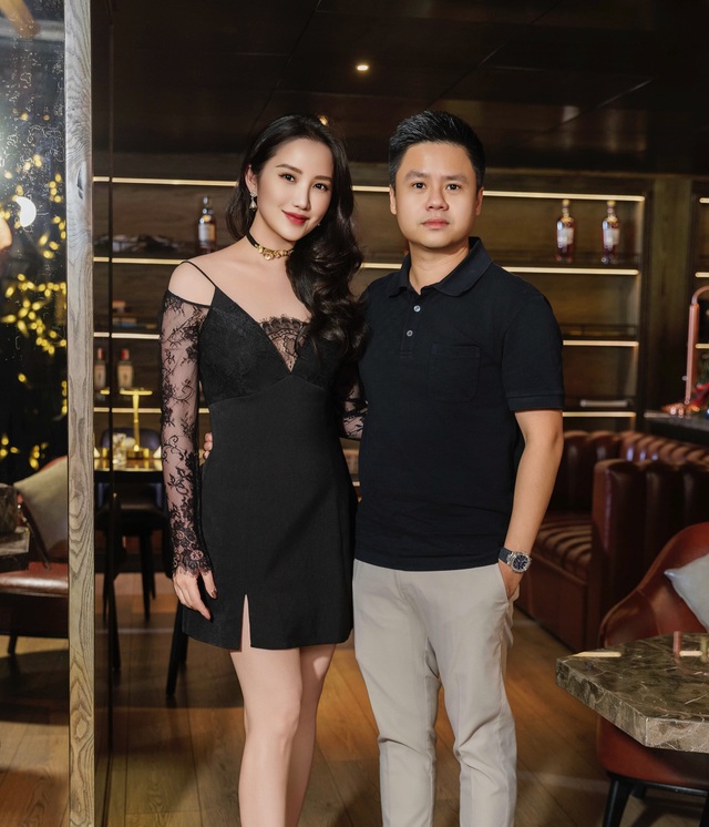 4 năm, đăng đúng 3 tấm ảnh có mặt vợ - cuộc hôn nhân ông chủ Saigon Square vẫn khiến người ta "chỉ biết ước"- Ảnh 1.