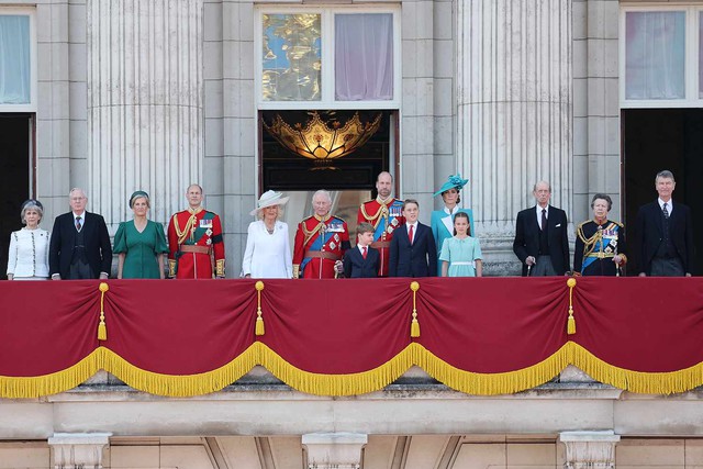 Vì sao Hoàng tử Archie và Công chúa Lilibet chưa từng xuất hiện cùng bố mẹ trên ban công Cung điện Buckingham?- Ảnh 1.