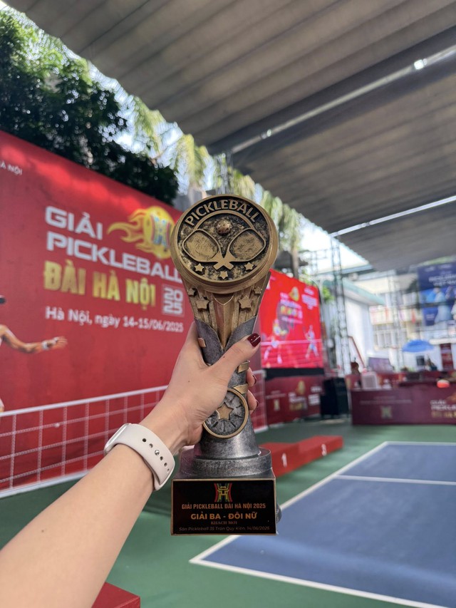 Nữ diễn viên giờ vàng VTV từng ngồi xe lăn vì pickleball vài tháng sau đã trở lại mạnh mẽ “flex” cúp và huy chương- Ảnh 2. Nữ diễn viên giờ vàng VTV từng ngồi xe lăn vì pickleball vài tháng sau đã trở lại mạnh mẽ “flex” cúp và huy chương- Ảnh 2.