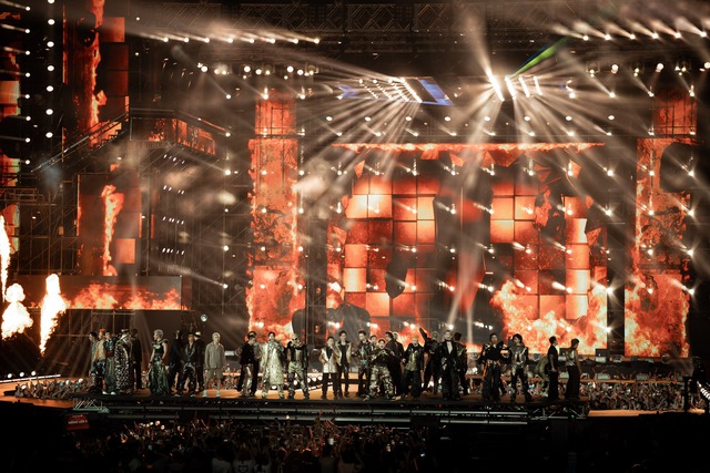 Truyền thông quốc tế nói về cảnh tượng sấm sét chói lòa tại concert Chông Gai, netizen tranh cãi dữ dội- Ảnh 5.