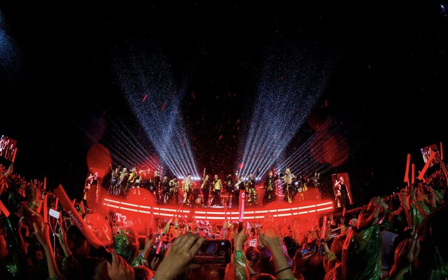 Truyền thông quốc tế nói về cảnh tượng sấm sét chói lòa tại concert Chông Gai, netizen tranh cãi dữ dội- Ảnh 3.