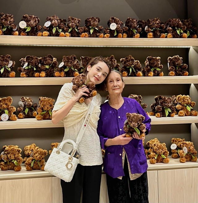 Quỳnh Lương tiễn biệt bà ngoại qua đời vì uống phải thuốc giả, nói 1 câu ai cũng xót xa- Ảnh 6. Quỳnh Lương tiễn biệt bà ngoại qua đời vì uống phải thuốc giả, nói 1 câu ai cũng xót xa- Ảnh 6.