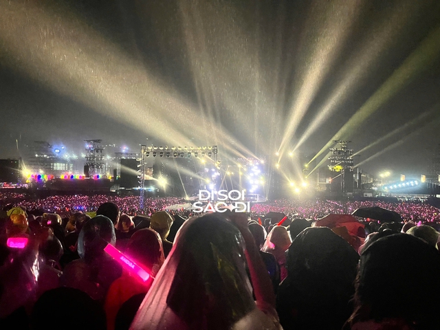Truyền thông quốc tế nói về cảnh tượng sấm sét chói lòa tại concert Chông Gai, netizen tranh cãi dữ dội- Ảnh 6.
