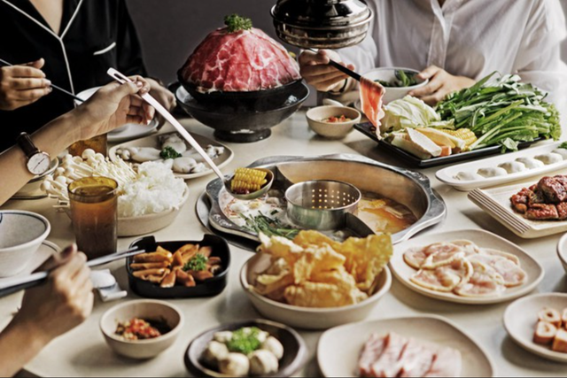 Vừa dính "bão" 1 sao vì chuyện mở nhạc, hàng lẩu nổi tiếng được "cứu nguy" nhờ loạt đánh giá 5 sao: Chuyện gì đây?- Ảnh 1. Vừa dính "bão" 1 sao vì chuyện mở nhạc, hàng lẩu nổi tiếng được "cứu nguy" nhờ loạt đánh giá 5 sao: Chuyện gì đây?- Ảnh 1.