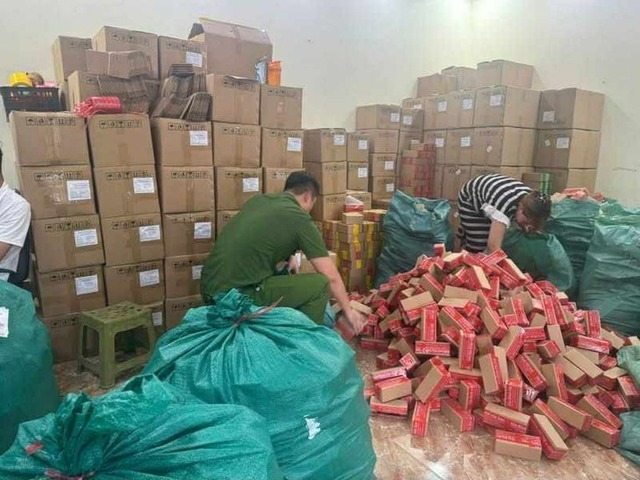 "Gia đình Hải Sen" bán những sản phẩm gì trước khi bị bắt?- Ảnh 2. "Gia đình Hải Sen" bán những sản phẩm gì trước khi bị bắt?- Ảnh 2.