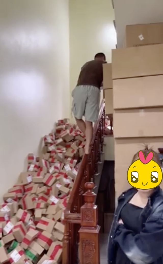 Hải Sen chăm quay chụp tại nhà máy, "kêu oan" khi bị làm giả thương hiệu: Toàn là chiêu thức để "lùa khách"?- Ảnh 6. Hải Sen chăm quay chụp tại nhà máy, "kêu oan" khi bị làm giả thương hiệu: Toàn là chiêu thức để "lùa khách"?- Ảnh 6.