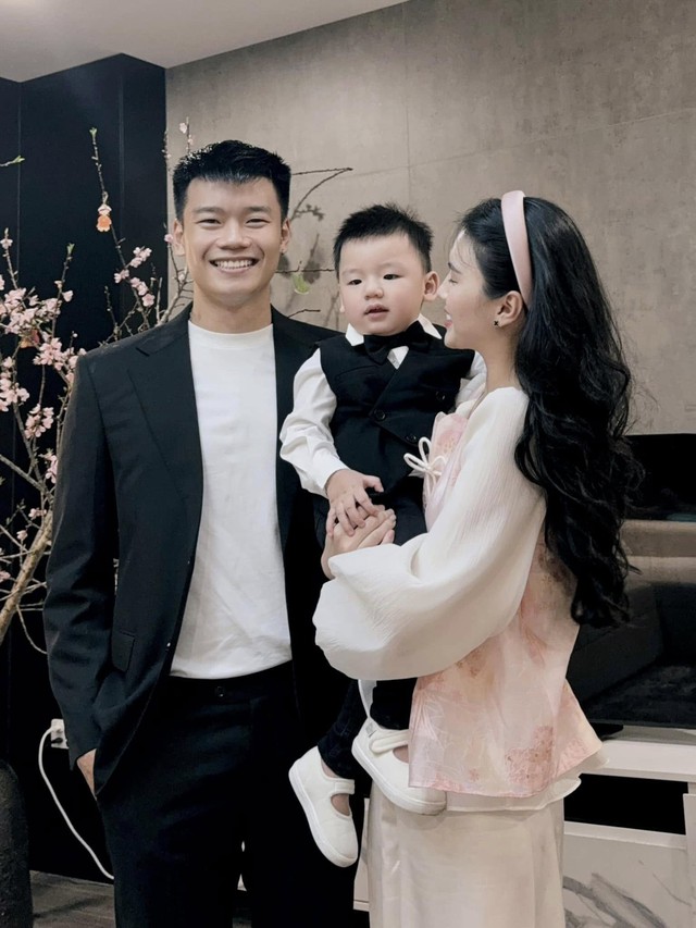Thành Chung khoe bộ ảnh ngọt hơn đường với nàng WAG xinh nhất làng bóng Việt, 7 năm yêu vẫn một ánh mắt si tình- Ảnh 7.