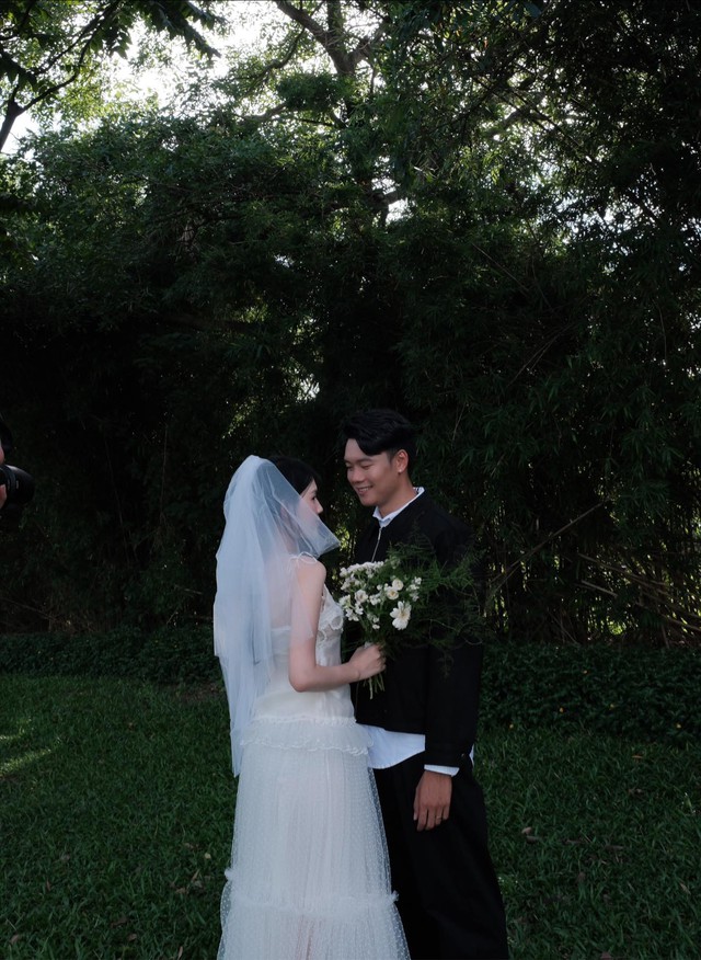 Thành Chung khoe bộ ảnh ngọt hơn đường với nàng WAG xinh nhất làng bóng Việt, 7 năm yêu vẫn một ánh mắt si tình- Ảnh 3.