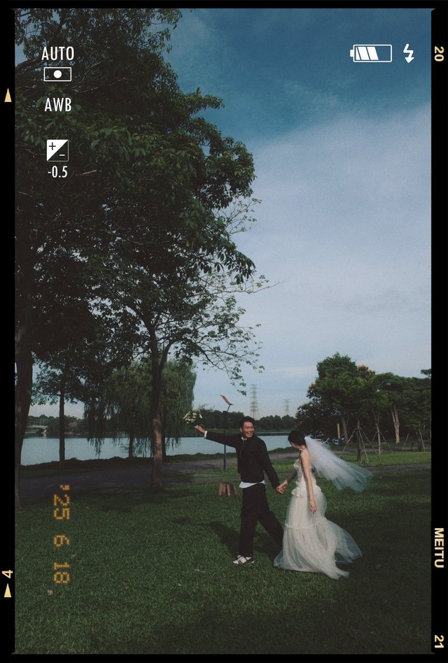 Thành Chung khoe bộ ảnh ngọt hơn đường với nàng WAG xinh nhất làng bóng Việt, 7 năm yêu vẫn một ánh mắt si tình- Ảnh 2.