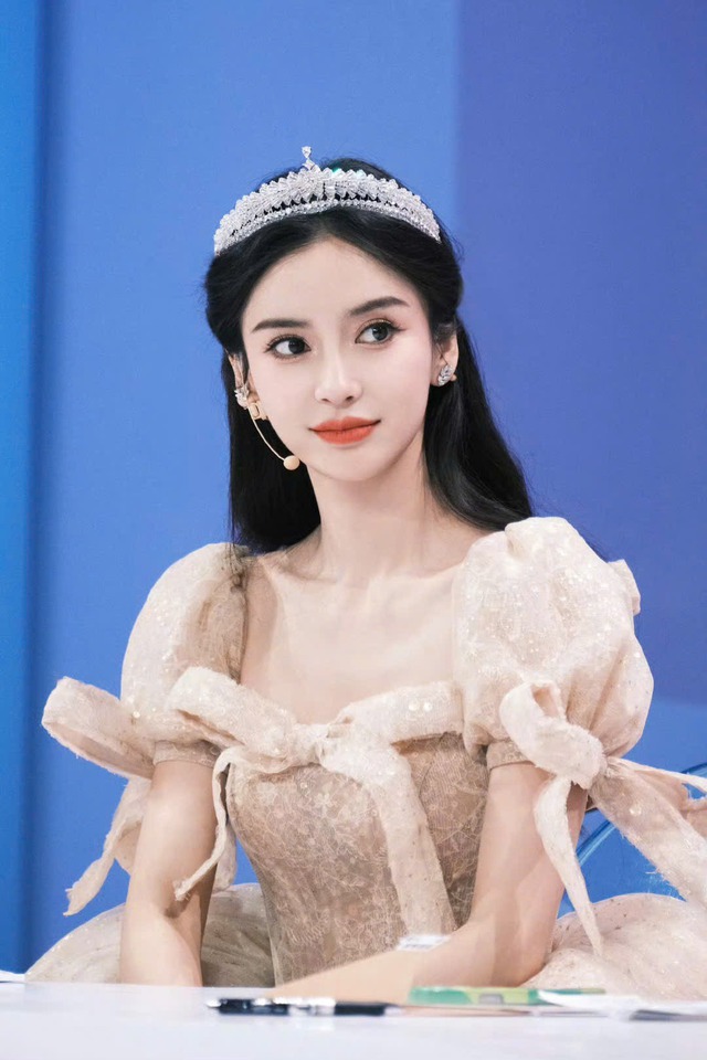 Phốt căng: Angelababy bị tố phản bội Huỳnh Hiểu Minh, ngang nhiên vụng trộm trong ô tô với "mỹ nam trốn thuế"?- Ảnh 4. Phốt căng: Angelababy bị tố phản bội Huỳnh Hiểu Minh, ngang nhiên vụng trộm trong ô tô với "mỹ nam trốn thuế"?- Ảnh 4.