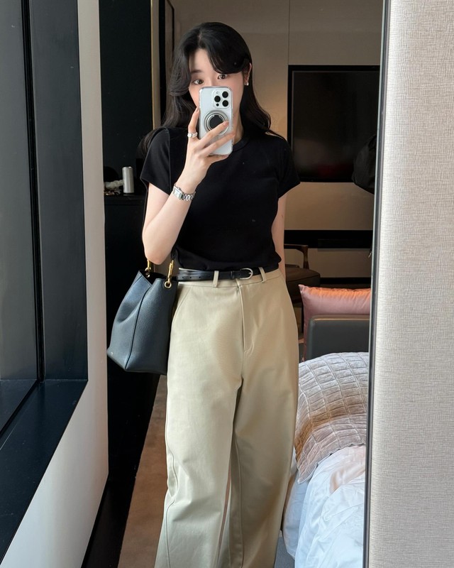 Đừng phối đồ cầu kỳ, chị em mặc áo thun theo 10 cách tối giản là sang trọng mọi lúc mọi nơi- Ảnh 1.