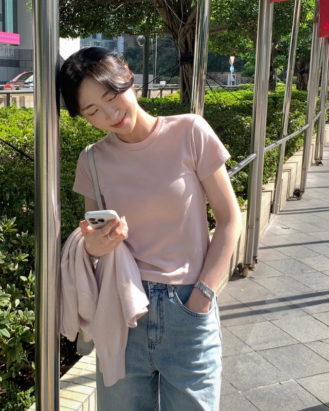 Đừng phối đồ cầu kỳ, chị em mặc áo thun theo 10 cách tối giản là sang trọng mọi lúc mọi nơi- Ảnh 2.