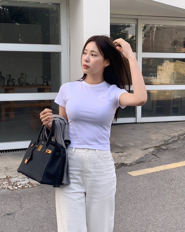 Đừng phối đồ cầu kỳ, chị em mặc áo thun theo 10 cách tối giản là sang trọng mọi lúc mọi nơi- Ảnh 4.