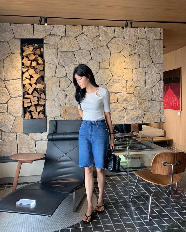 Đừng phối đồ cầu kỳ, chị em mặc áo thun theo 10 cách tối giản là sang trọng mọi lúc mọi nơi- Ảnh 7.