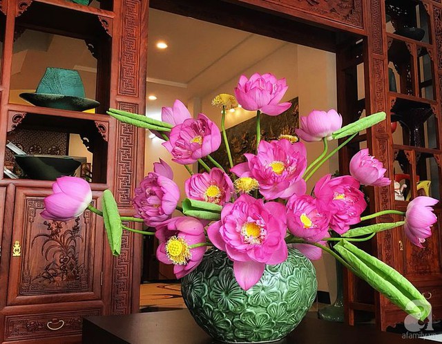 5 loại hoa trên bàn thờ Thần Tài: Đúng lễ nghi, chuẩn phong thuỷ, tài lộc kéo về ào ào- Ảnh 1.